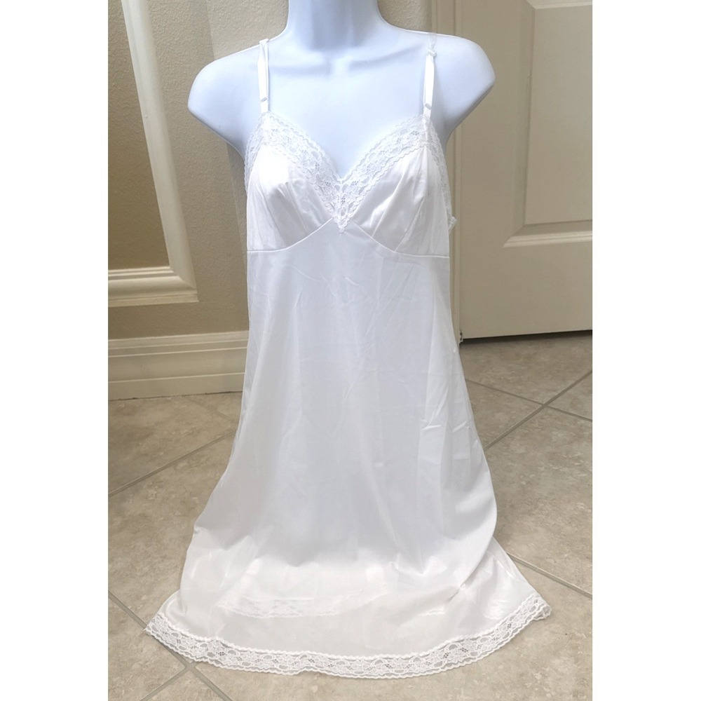 VTG VANITY FAIR White Nylon Full Slip Dress Floral Lace Trim Sz 34 22"/40" USA